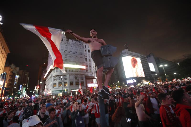 La multitudinaria celebración de los hinchas de River en el Obelisco