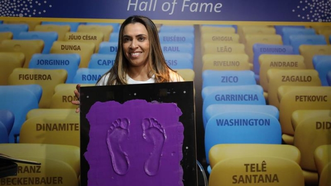 Brasileña Marta es la primera mujer que deja su huella en la Calzada de la Fama del Maracaná