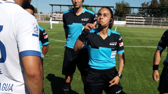 Arbitra Belén Carvajal y su debut en el profesionalismo: Ahora me enfoco en el Mundial de Francia