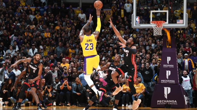 LeBron James “despidió” a Dwyane Wade en triunfo de Los Angeles ante el Heat