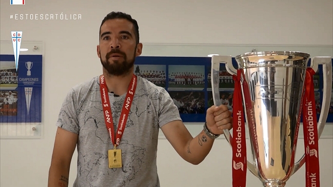 Fernando Cordero recibió su medalla de campeón durante visita a San Carlos de Apoquindo
