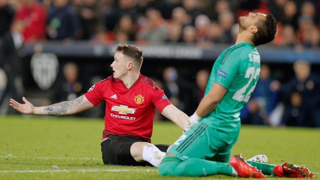 El desafortunado autogol que sepultó a Manchester United en su derrota frente a Valencia
