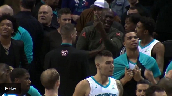 A punta de charchazos Michael Jordan le llamó la atención a un jugador de su equipo