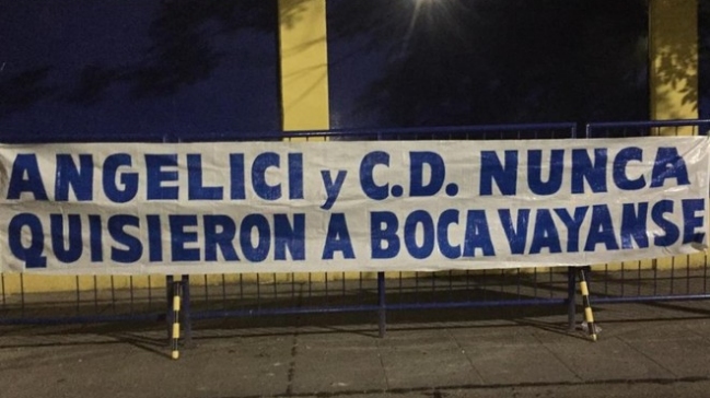Hinchas de Boca colgaron lienzos para pedir la salida de Angelici