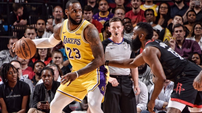 Harden le ganó el duelo individual a LeBron en triunfo de Houston ante los Lakers