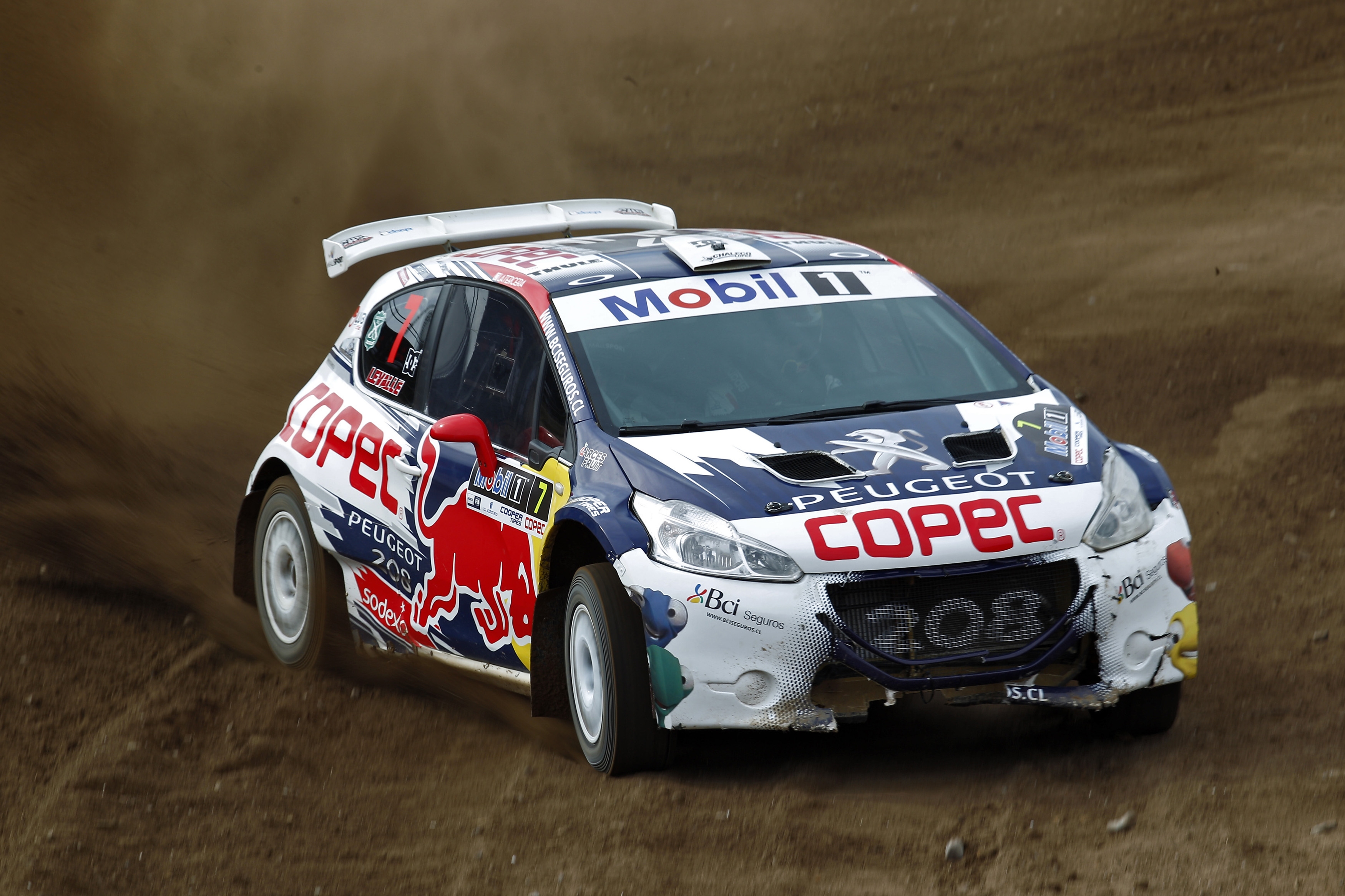 Francisco “Chaleco” López va por el Motorshow en el final del Rally Mobil