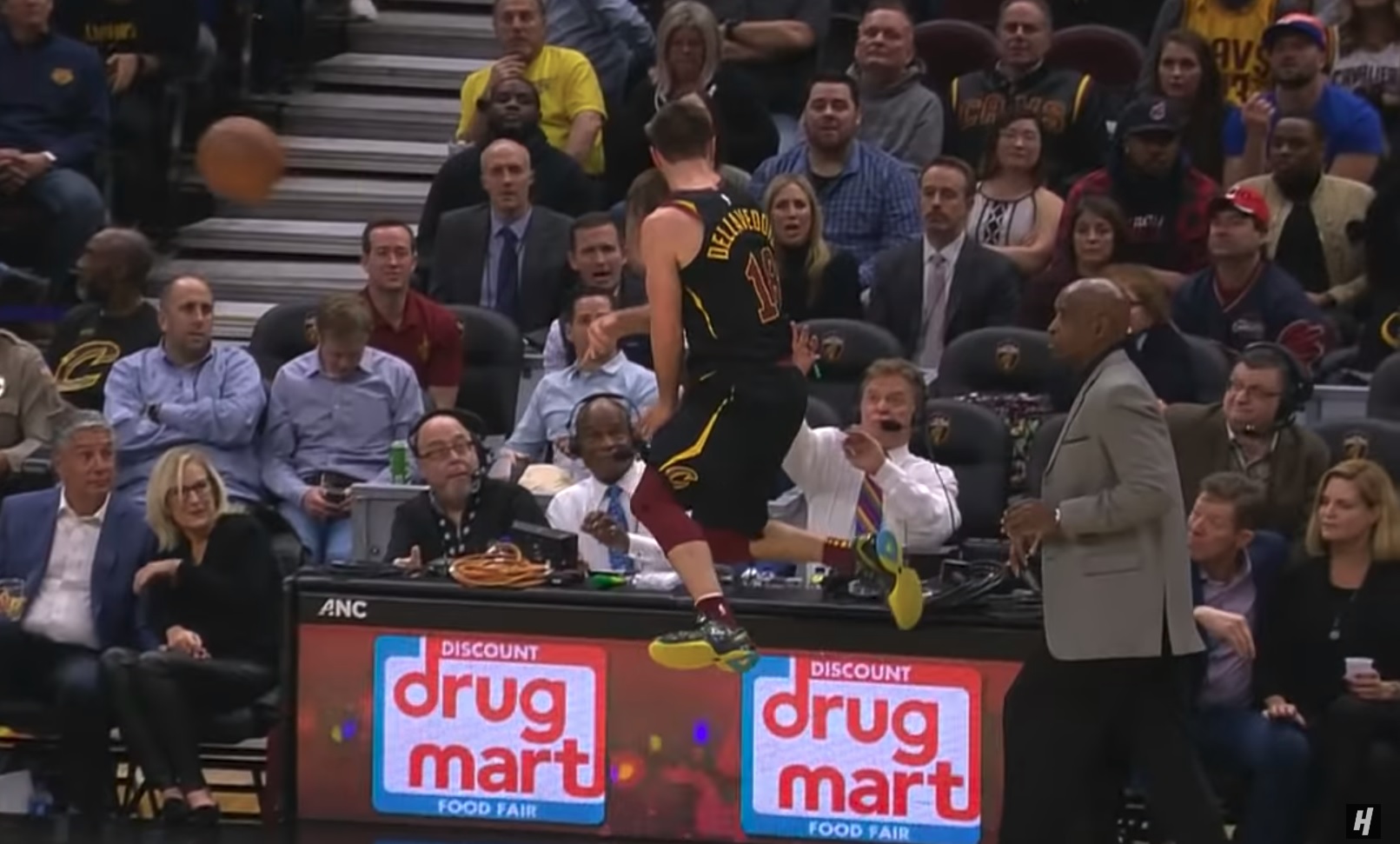 Jugador de Cleveland Cavaliers cayó sobre la mesa de control por salvar una pelota