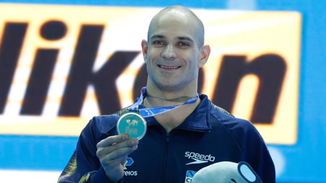 Brasileño Santos obtuvo oro a sus 38 años en los 50 metros mariposa en Mundial de Hangzhou