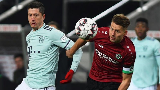 Miiko Albornoz presenció desde la banca la dura derrota de Hannover ante Bayern Munich