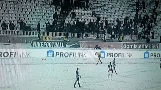 Hinchas atacaron a juez de línea con bolas de nieve en la liga serbia