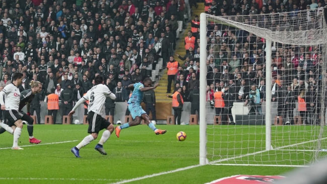 Gary Medel comandó a Besiktas en agónico empate ante Trabzonspor en Turquía