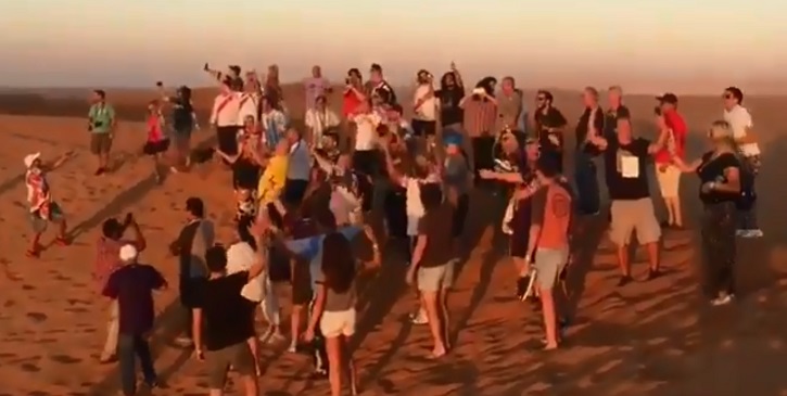 Hinchas de River Plate se burlaron de Boca Juniors en el desierto de Emiratos Arabes