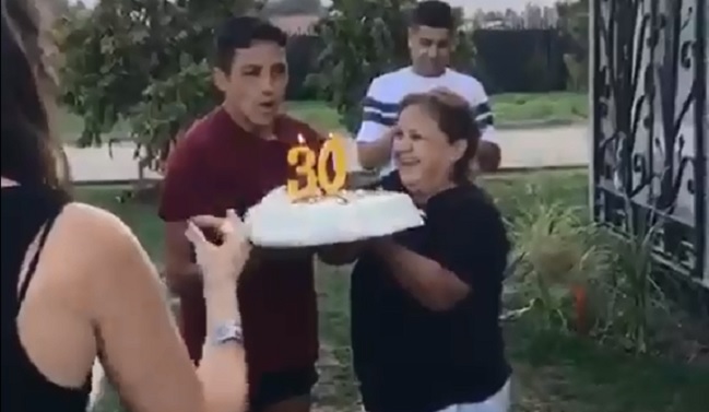 Con “tortazo” incluido: Alexis apagó las velitas junto a su familia en su cumpleaños número 30