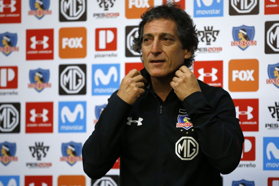 Un sonriente Mario Salas fue presentado como flamante técnico de Colo Colo