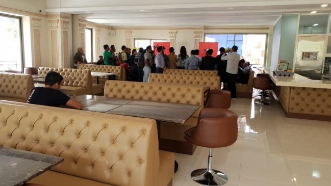 Club boliviano que jugará la Copa Libertadores presentó a su nuevo entrenador en una heladería