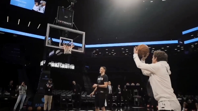 Antoine Griezmann se reunió con estrella de la NBA y mostró su talento frente al aro