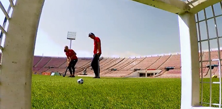 Camila Caram enfrentó a Joaquín Niemann en una divertida competencia en el Estadio Nacional