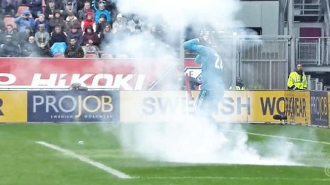 Portero de Ajax fue atacado con una bengala en la liga holandesa