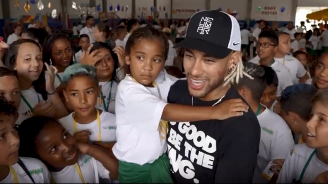 Neymar visitó su instituto en Brasil y provocó gran emoción en decenas de niños