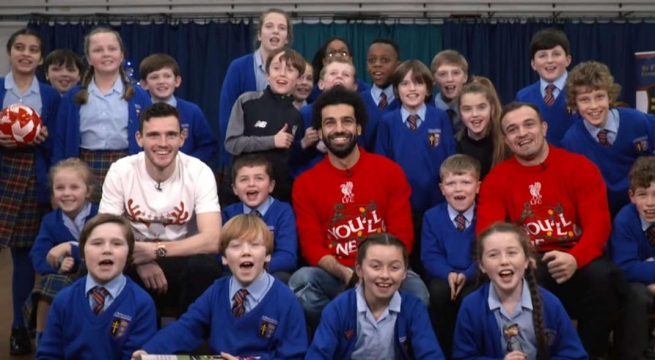 El regalo de las estrellas de Liverpool a pequeños estudiantes en Navidad
