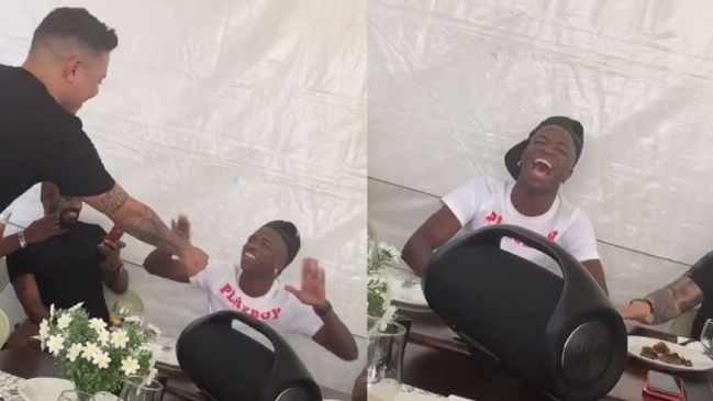 Neymar salió de fiesta con Vinicius y terminaron cantando el tema de moda en Brasil