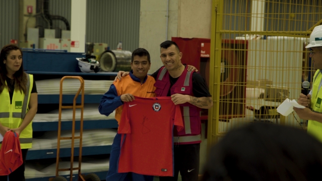 Gary Medel participó en reconocimiento a más de 100 trabajadores