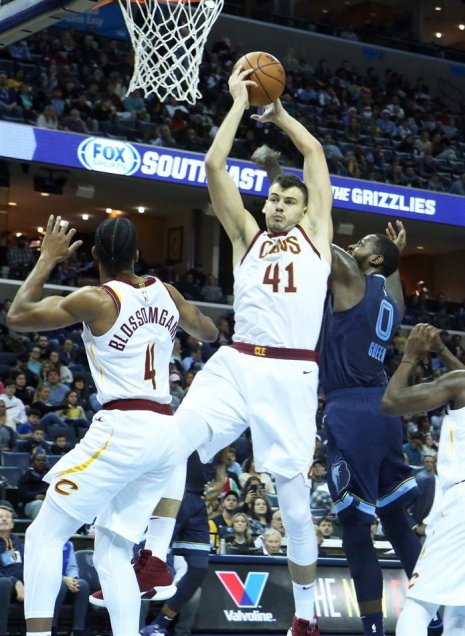 Memphis Grizzlies se impuso a Cleveland Cavaliers y se acercó al liderato en la NBA
