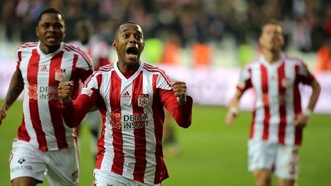 El brasileño Robinho fue oficializado como nuevo fichaje de Istanbul Basakasehir de Turquía