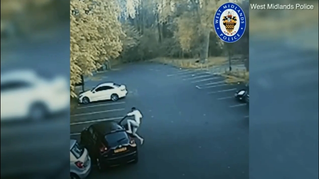 La feroz golpiza que le propinó un futbolista inglés a una mujer por un accidente de tránsito