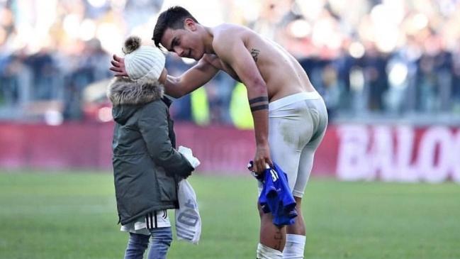 El noble gesto de Paulo Dybala con un niño que ingresó a la cancha del Juventus Stadium