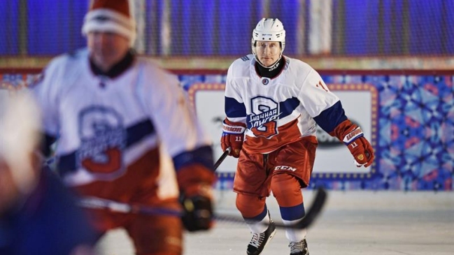 Vladimir Putin se lució jugando hockey en la Plaza Roja de Moscú