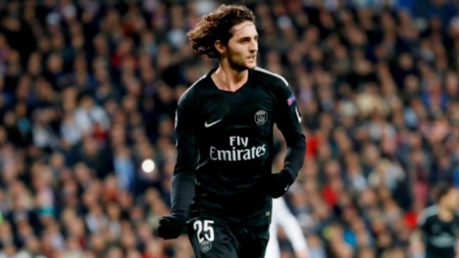 Barcelona negó la existencia de un acuerdo con el volante Adrien Rabiot de Paris Saint-Germain