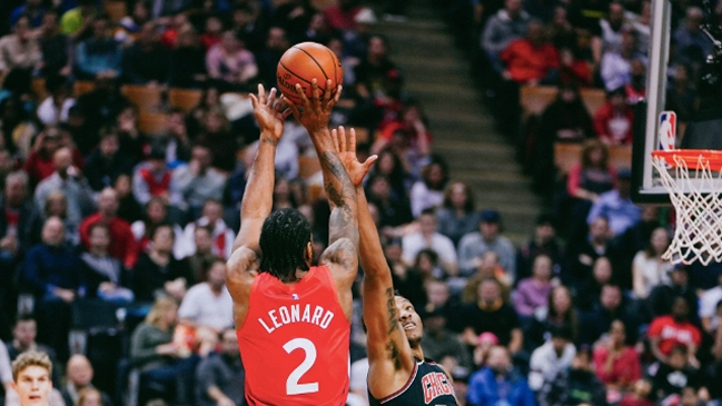 Kawhi Leonard guió el triunfo de Toronto Raptors ante Chicago Bulls en la NBA