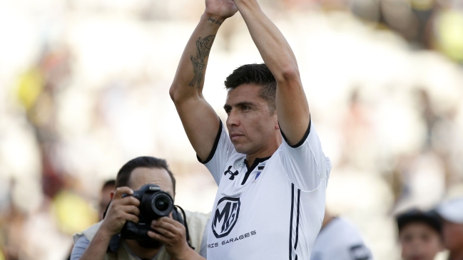 Hinchas de Colo Colo brindaron homenaje a Gonzalo Fierro en Maipú