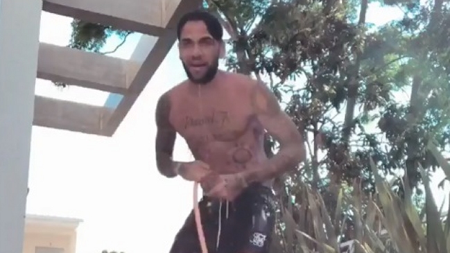 Dani Alves se “volvió loco” con el final de año y se lució con un particular baile para sus fanáticos