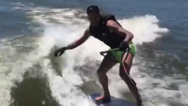 Mauricio Pinilla mostró sus dotes para el esquí náutico