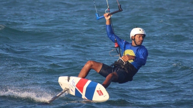 Competidor de kitesurf sufrió un gran susto al chocar con un tiburón en República Dominicana