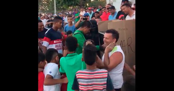 El insólito “VAR criollo” que se utilizó en un partido de barrio en Colombia