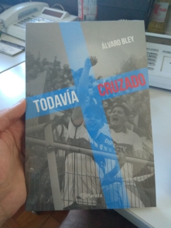 “Todavía Cruzado”: Lanzan libro sobre la pasión que genera ser hincha de la UC