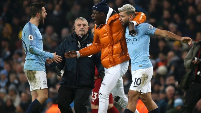 Jugador de Manchester City fue confundido como un hincha tras invadir la cancha ante Liverpool
