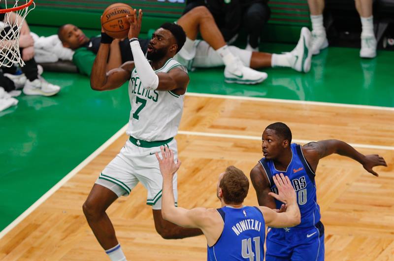 Boston Celtics aplastó a los Dallas Mavericks de Dirk Nowitzki en la NBA
