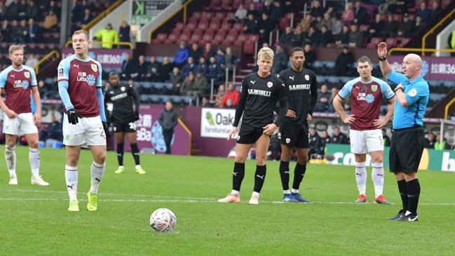 ¡Insólito! Árbitro inglés anuló un penal con el VAR cuando el pateador estaba en plena carrera