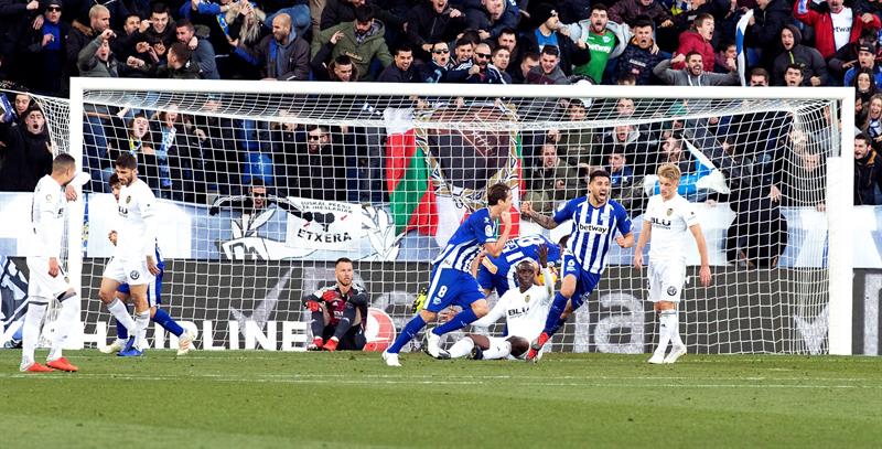 Alavés remontó a Valencia en compañía de Guillermo Maripán