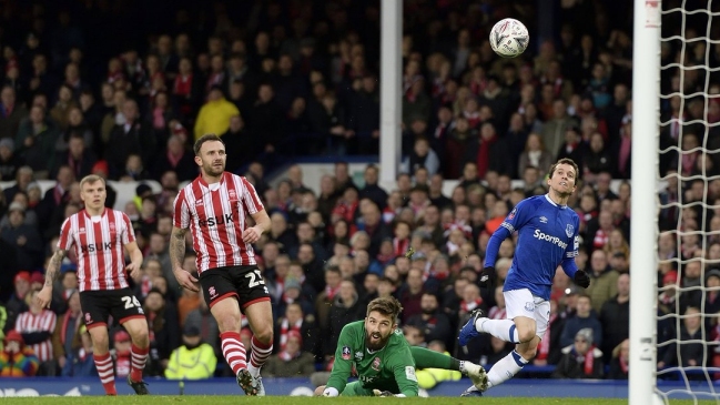Everton avanzó en la Copa FA tras vencer a Lincoln City con un lujoso tanto de Bernard