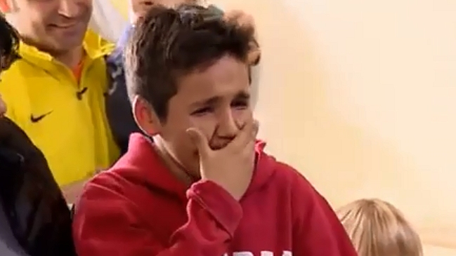 Niño explotó en llanto al recibir la visita de Messi y Luis Suárez en hospital de Barcelona