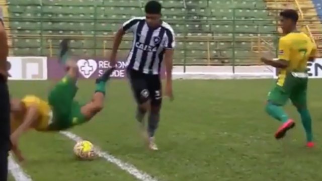 Jugador de Botafogo fue humillado con un túnel y se vengó con una patada criminal