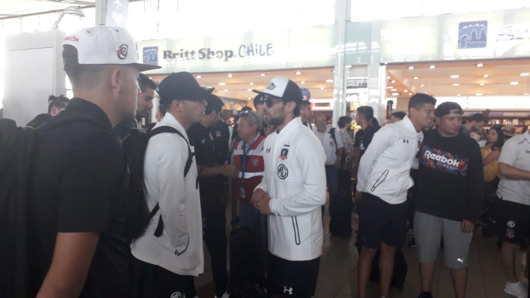 Jugadores de Colo Colo compartieron con hinchas previo al viaje a Argentina para la pretemporada
