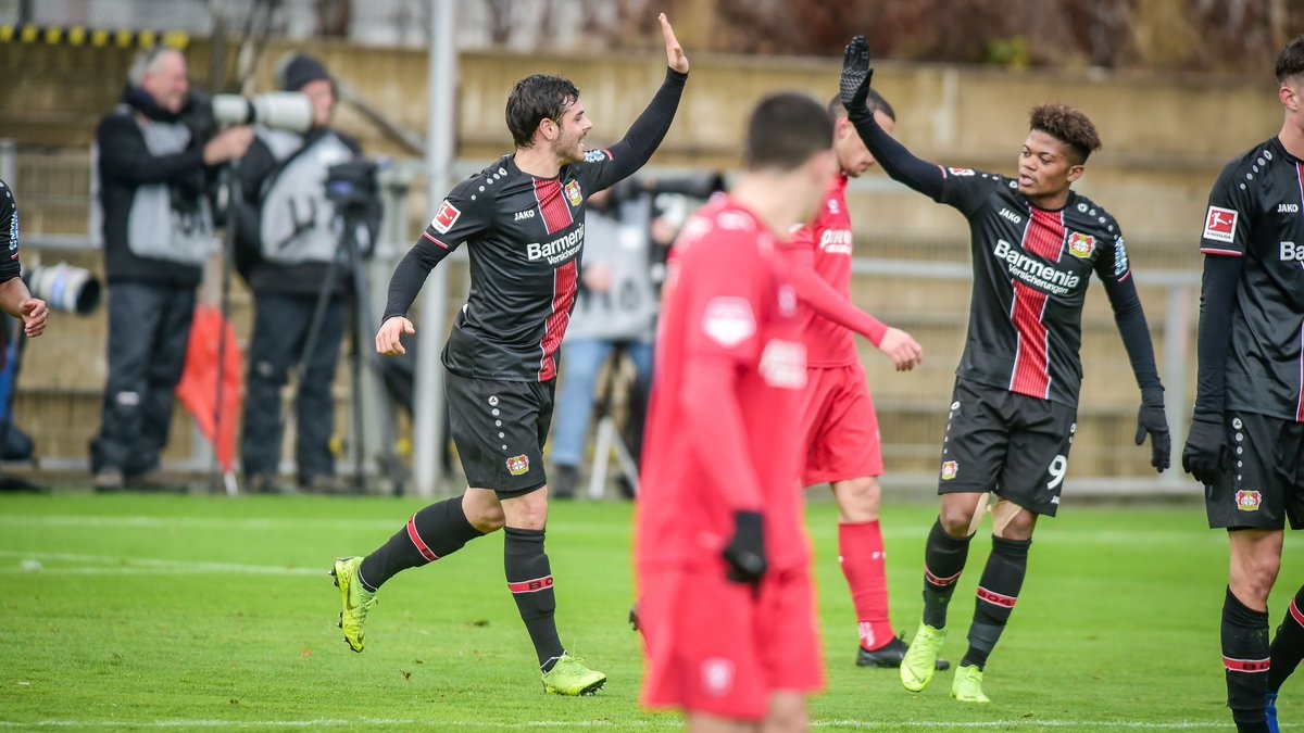 Charles Aránguiz participó en el triunfo de Bayer Leverkusen ante Twente