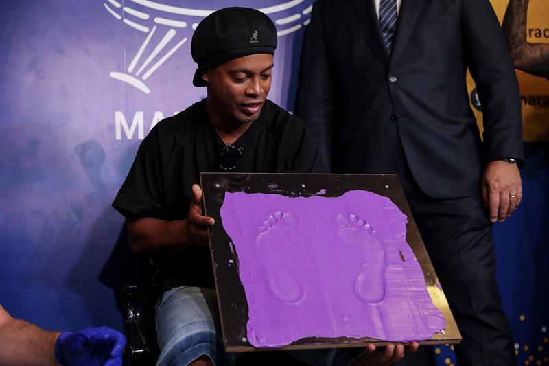 Ronaldinho Gaúcho ingresó al paseo de la fama del Estadio Maracaná