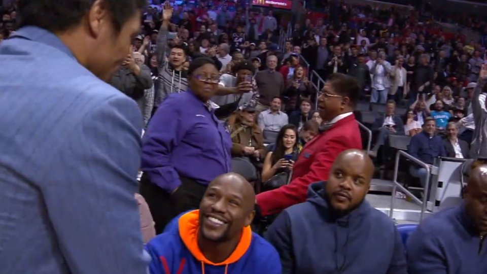 Pacquiao se topó con Mayweather en duelo de la NBA y protagonizaron incómodo saludo